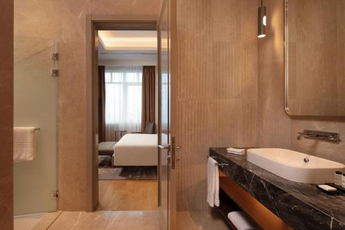 伊斯坦布尔Sheraton Istanbul Levent的一间带水槽和镜子的浴室