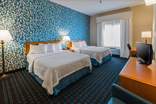 托莱多费尔菲尔德托莱多北酒店和套房的酒店客房设有两张床和一台平面电视。