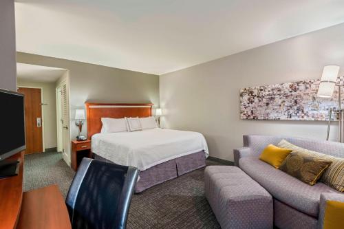 埃斯特罗迈尔斯堡75号州际公路及湾岸中心万怡酒店的酒店客房,配有床和沙发