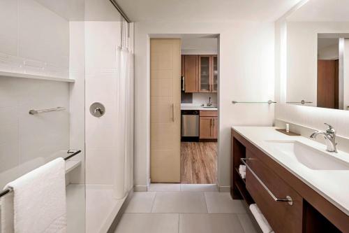 圣地亚哥圣地亚哥市区/海滨万豪原住客栈的白色的浴室设有水槽和淋浴。