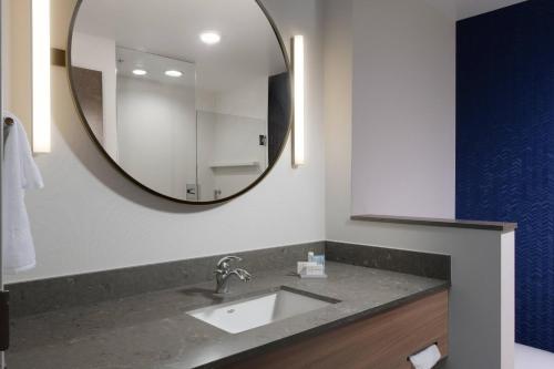 埃尔多拉多Fairfield Inn & Suites by Marriott El Dorado的一间带水槽和镜子的浴室