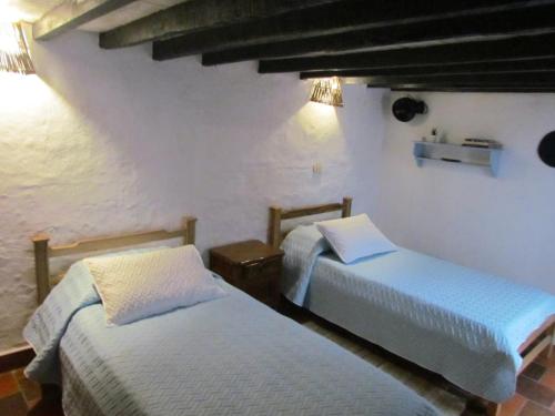 巴里查拉Casa Yerbabuena- Rustiko的一间客房内配有两张床的房间