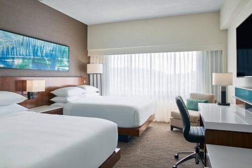 阿什兰Delta Hotels by Marriott Ashland Downtown的酒店客房配有两张床和一张书桌