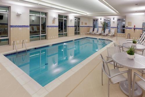 斯普林菲尔德斯普林菲尔德唐普雷斯万豪广场套房酒店的一座配有桌椅的酒店游泳池