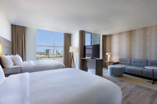 梅里达Residence Inn by Marriott Merida的配有一张床和一台平面电视的酒店客房
