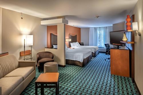 新布朗费尔斯新布朗费尔斯万豪费尔菲尔德套房酒店的酒店客房,设有两张床和一张沙发