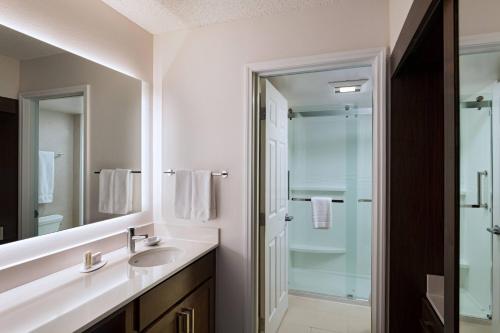 奥斯汀Residence Inn by Marriott Austin The Domain Area的一间带水槽和淋浴的浴室