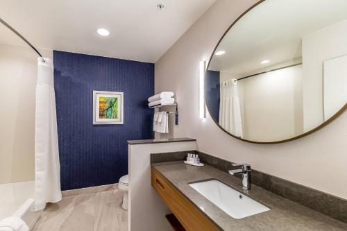 盖恩斯维尔Fairfield Inn & Suites by Marriott Gainesville I-35的一间带水槽和镜子的浴室