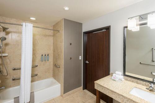 阿比林阿比林东北万怡酒店的带浴缸、水槽和淋浴的浴室