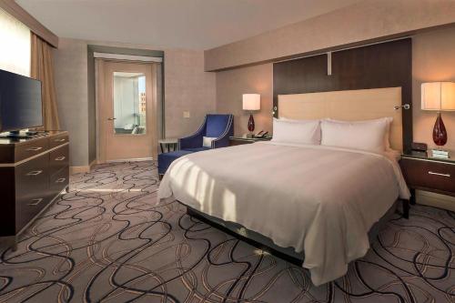 华盛顿马奎斯万豪酒店华盛顿特区 的酒店客房设有一张大床和一台电视。