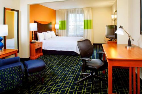 凤凰城凤凰城市中心费尔菲尔德酒店及套房的酒店客房,配有一张床、一张桌子和椅子