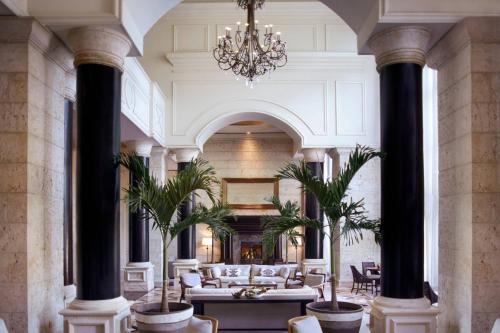 迈阿密迈阿​​密力丽思卡尔顿椰林酒店 的一个大大堂,设有柱子和吊灯