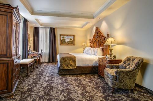 斯波坎达文波特历史区傲途格精选酒店的配有一张床和一把椅子的酒店客房