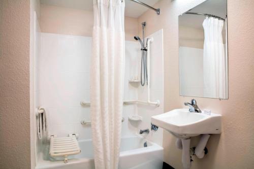 普兰特城美里欧特雷克兰普兰特市费尔菲尔德客栈加套房的白色的浴室设有水槽和淋浴。