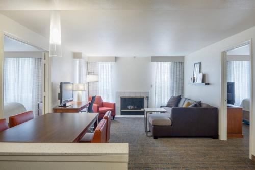 希尔斯伯勒Residence Inn Portland Hillsboro的客厅配有沙发和桌子