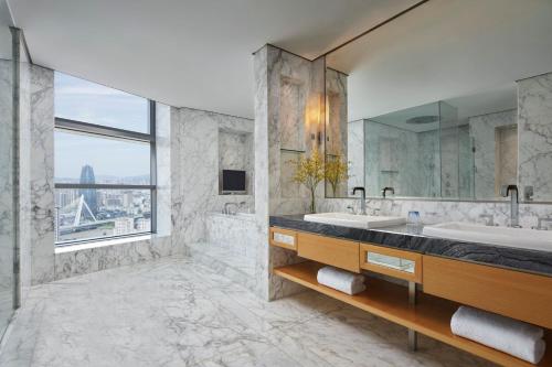 宁波宁波万豪酒店的一间带两个盥洗盆的浴室和一个大窗户