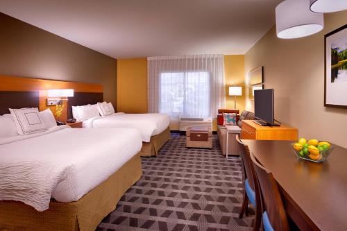 米苏拉米苏拉万豪广场套房酒店的酒店客房设有两张床和电视。
