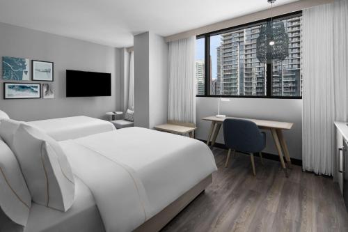 迈阿密Element Miami Brickell的白色的酒店客房 - 带一张床和一张书桌