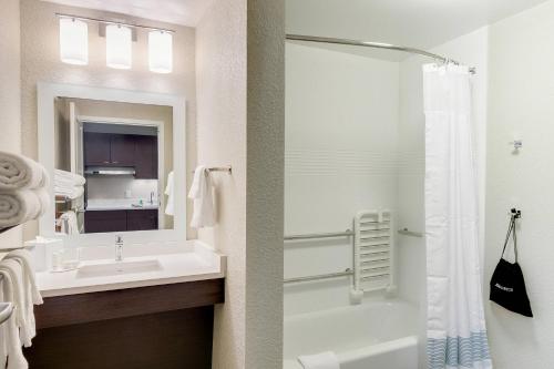 利伯蒂TownePlace Suites by Marriott Kansas City Liberty的白色的浴室设有水槽和淋浴。