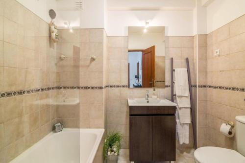 塔维拉Casa da Praia, Santa Luzia的带浴缸、盥洗盆和卫生间的浴室