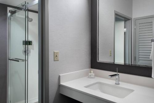 波基普西波基普西万怡酒店的白色的浴室设有水槽和镜子
