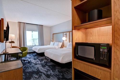 锡林斯格罗夫Fairfield Inn & Suites by Marriott Selinsgrove的一间酒店客房,设有两张床和电视