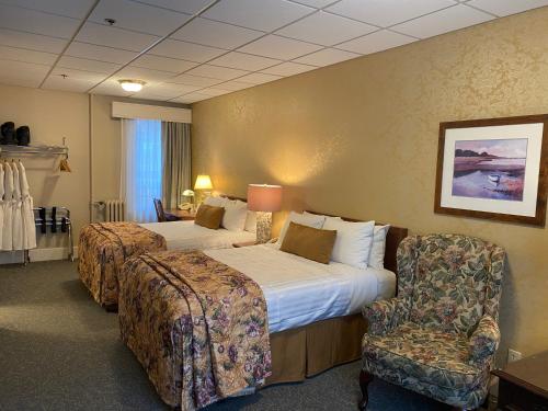 温哥华金士顿住宿加早餐旅馆的酒店客房,配有两张床和椅子