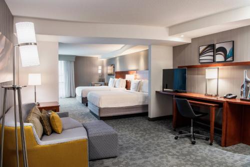 埃德蒙顿Courtyard by Marriott Edmonton West的酒店客房配有两张床和一张书桌