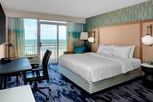 弗吉尼亚海滩万豪弗吉尼亚海滩海滨费尔菲尔德酒店及套房的酒店客房配有一张床、一张书桌和一台电脑