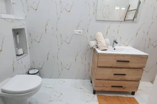恩加帕鲁Paradis的白色的浴室设有卫生间和水槽。
