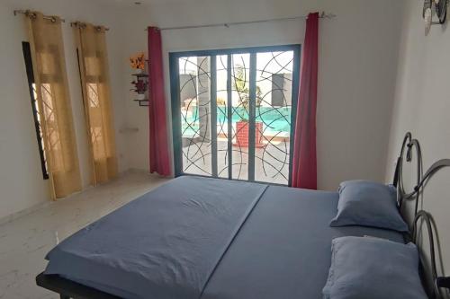 恩加帕鲁Paradis的一间卧室设有一张床和一个美景窗户。