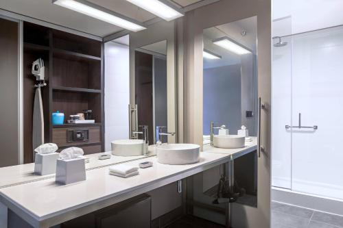 蒙得维的亚Aloft Montevideo Hotel - Marriott International的浴室设有2个水槽和2面镜子