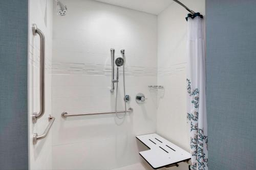 金斯顿金士顿万豪原住酒店的带淋浴和盥洗盆的白色浴室
