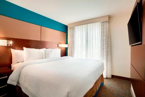 金斯顿金士顿万豪原住酒店的一间设有大床和窗户的酒店客房