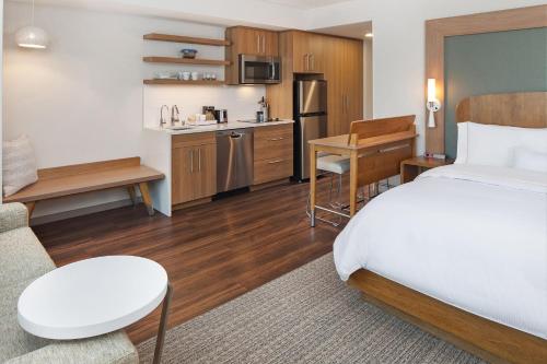 布卢明顿Element Bloomington Mall of America的酒店客房带一张床和一个厨房