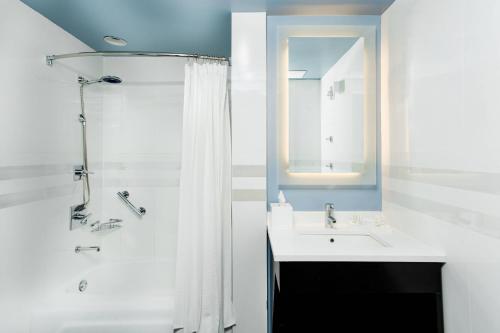 纽约纽约曼哈顿/中央公园万豪居住酒店的带淋浴、盥洗盆和镜子的浴室