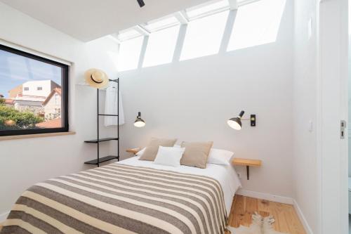 塞亚Casa da Zanjas的一间卧室设有一张大床和大窗户