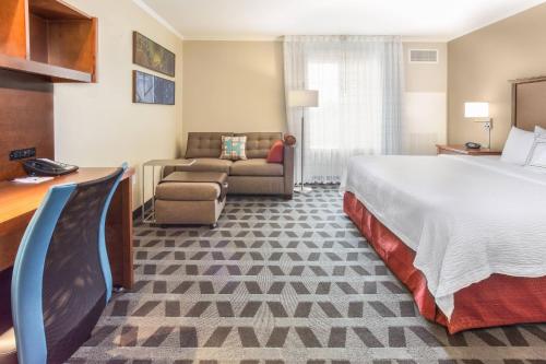 土桑图森机场万豪广场套房酒店的酒店客房,配有床和沙发