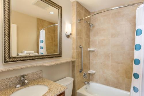 土桑图森机场万豪广场套房酒店的一间带水槽、卫生间和镜子的浴室
