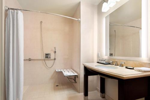 安纳海姆罗夫阿纳海姆南喜来登花园酒店的白色的浴室设有水槽和淋浴。
