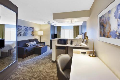 伊根明尼阿波利斯 - 圣.保罗机场/伊根春季山丘套房酒店的酒店客房设有沙发和客厅。
