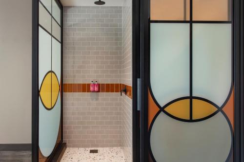 纽约Moxy NYC Lower East Side的带淋浴的浴室和玻璃门