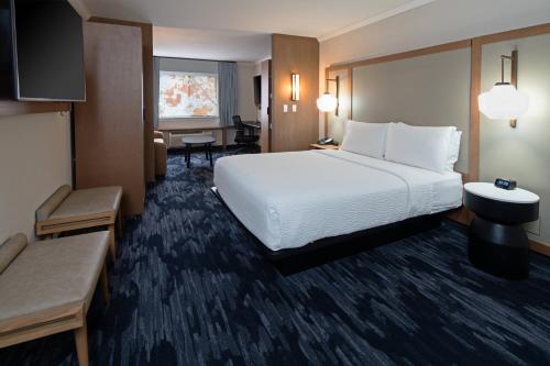 西塔科Fairfield by Marriott Inn & Suites Seattle Sea-Tac Airport的酒店客房设有一张大床和一张书桌。