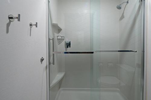西塔科Fairfield by Marriott Inn & Suites Seattle Sea-Tac Airport的浴室设有玻璃淋浴间和卫生间