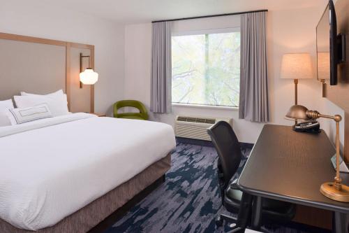 新斯坦顿匹兹堡新斯坦顿新站费尔菲尔万豪酒店和套房的配有一张床、一张书桌和一扇窗户的酒店客房