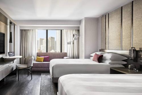 旧金山旧金山马奎斯联合广场万豪酒店的酒店客房设有两张床和窗户。