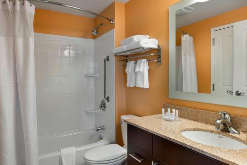 岩石丘罗克希尔万豪广场套房酒店的一间带水槽、卫生间和淋浴的浴室