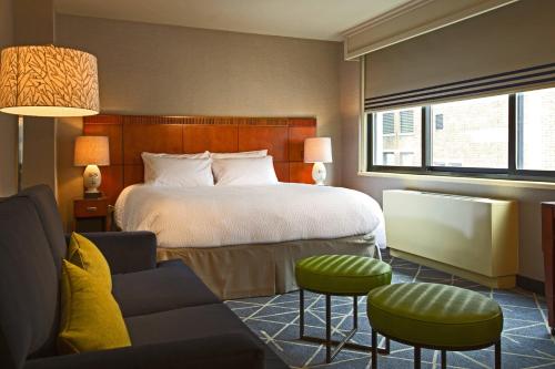纽约纽约曼哈顿/第五大道万怡酒店的酒店客房,配有床和沙发