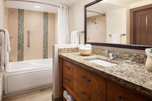 布雷肯里奇布雷肯里奇万豪山谷别墅的一间带水槽、浴缸和镜子的浴室