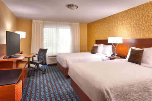 米德瓦尔盐湖城米德维勒万豪费尔菲尔德酒店及套房的酒店客房设有两张床和一张带电脑的书桌